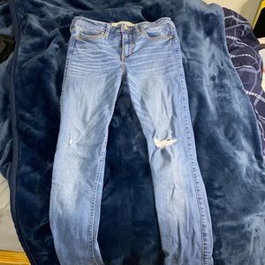 Skinny jeans with ripped knee